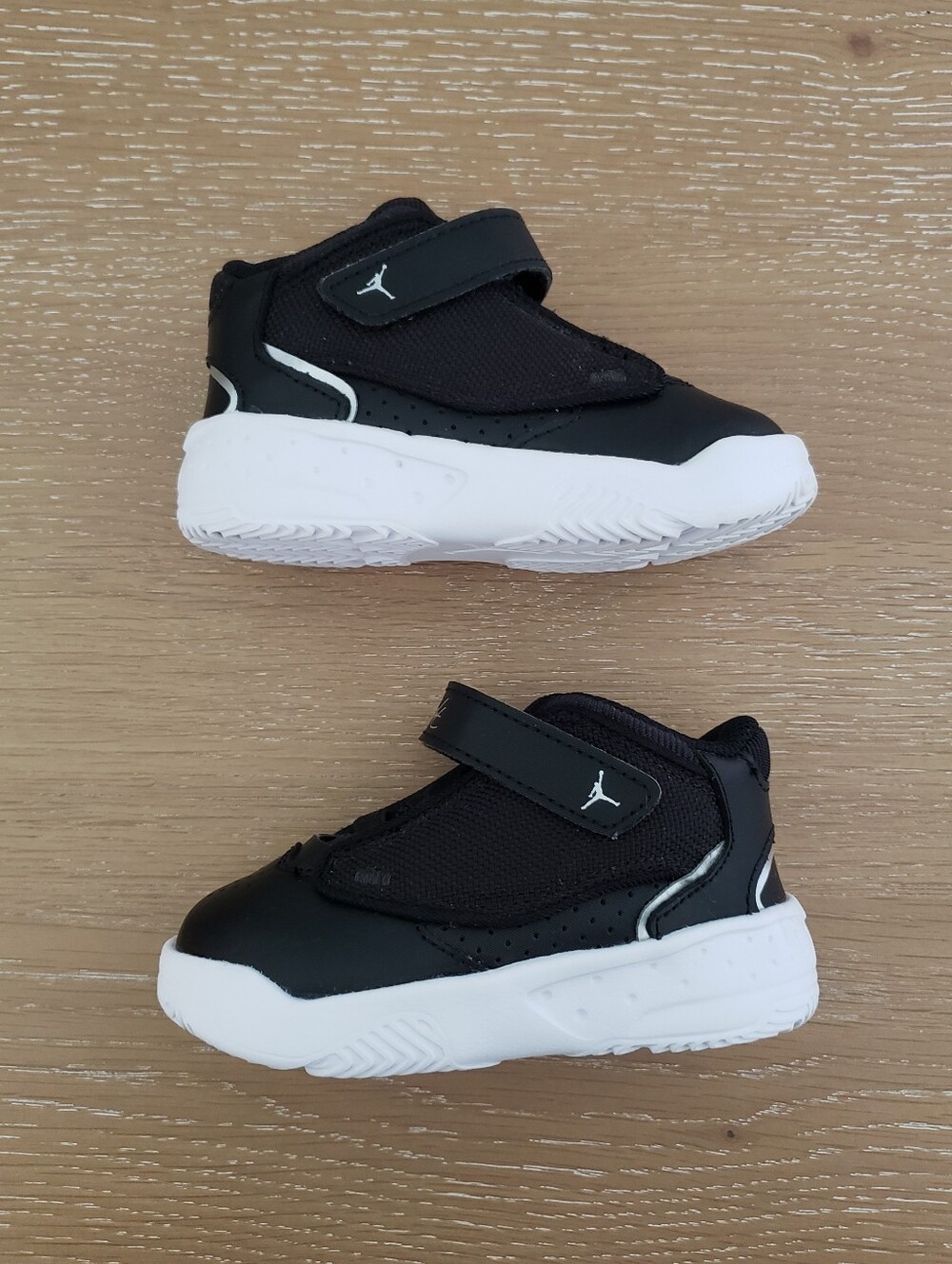 Nike Jordan Max Aura 4 Kids Black & White Sneakers - Picture 6 of 10